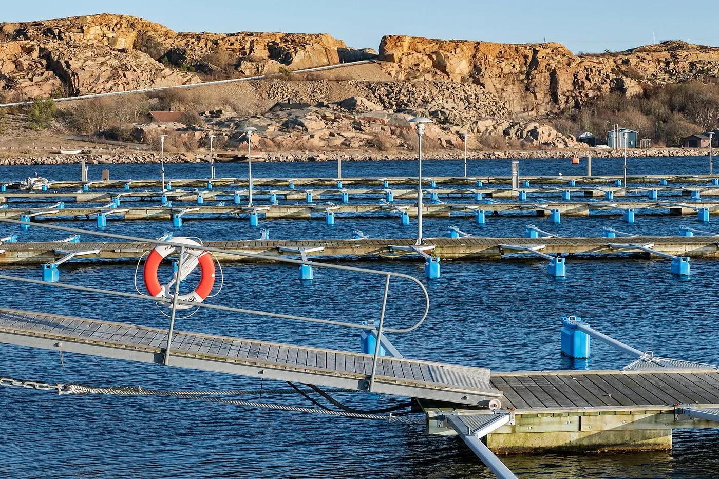 Aluminum marina gangway descending to a floating pontoon dock